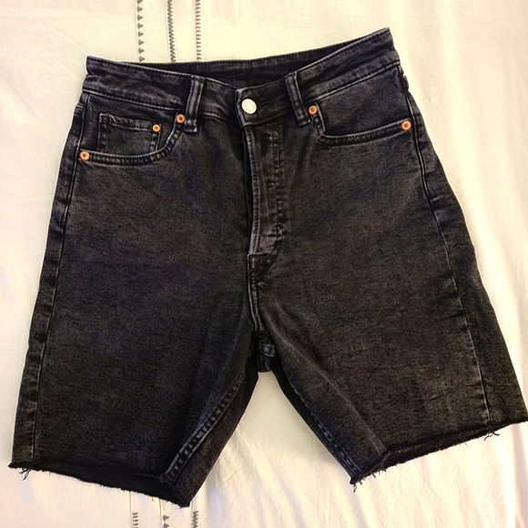 ✨️Any 3 for $15✨️ H&M Woman's Black High-Waisted Denim Bermuda Shorts - Picture 1 of 4
